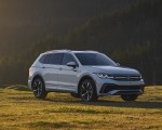2022 Volkswagen Tiguan SEL R-Line (Color: Oryx White) Front Three-Quarter Wallpapers 150x120 (10)