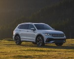 2022 Volkswagen Tiguan SEL R-Line (Color: Oryx White) Front Three-Quarter Wallpapers 150x120