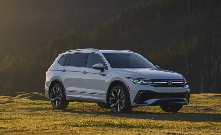 2022 Volkswagen Tiguan SEL R-Line (Color: Oryx White) Front Three-Quarter Wallpapers 450x275 (10)
