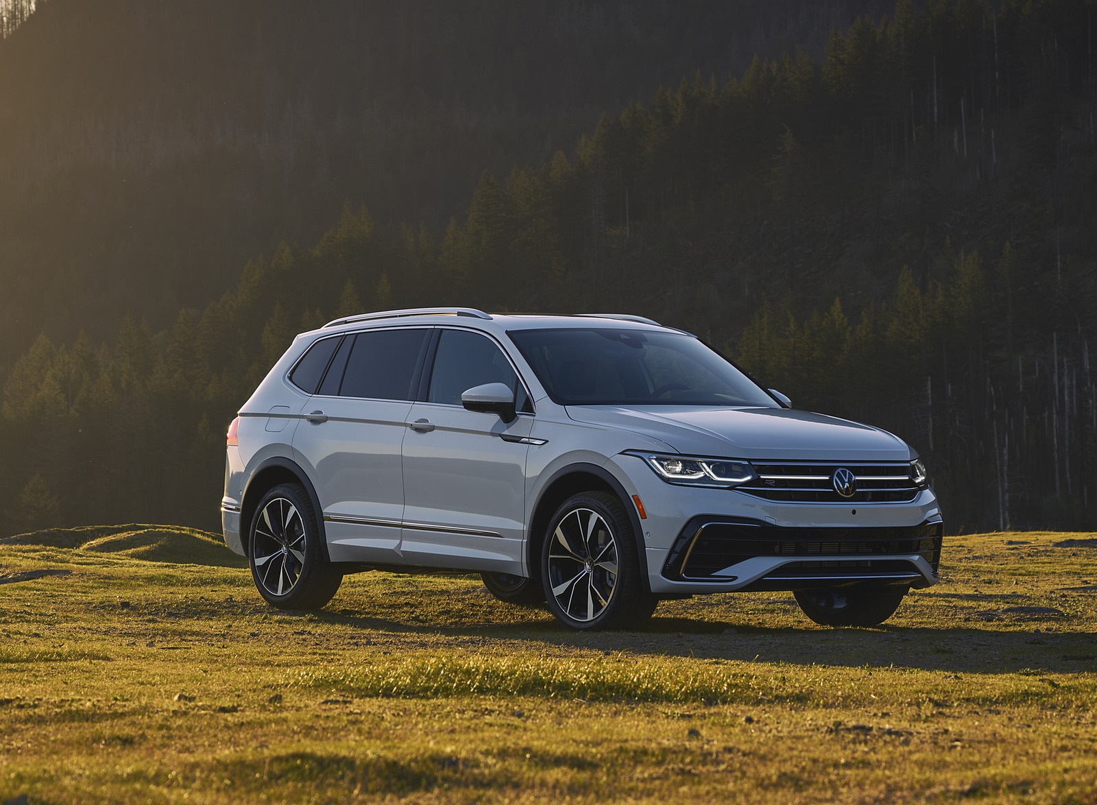 2022 Volkswagen Tiguan SEL R-Line (Color: Oryx White) Front Three-Quarter Wallpapers (10)