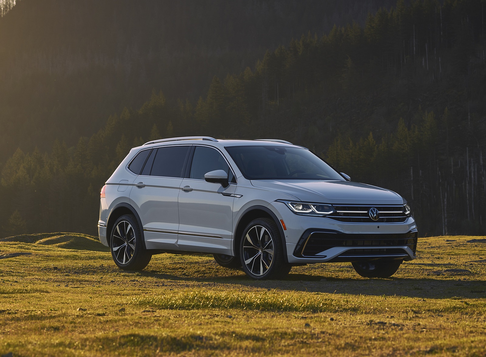 2022 Volkswagen Tiguan SEL R-Line (Color: Oryx White) Front Three-Quarter Wallpapers #10 of 25