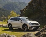 2022 Volkswagen Tiguan SEL R-Line (Color: Oryx White) Front Three-Quarter Wallpapers 150x120 (11)