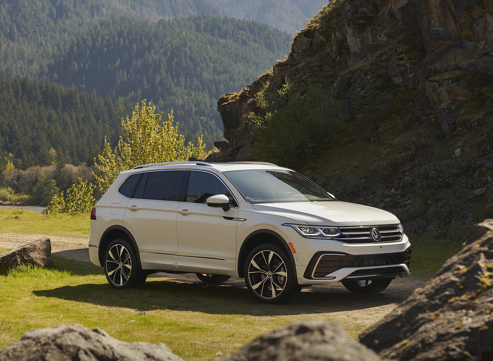 2022 Volkswagen Tiguan SEL R-Line (Color: Oryx White) Front Three-Quarter Wallpapers #11 of 25