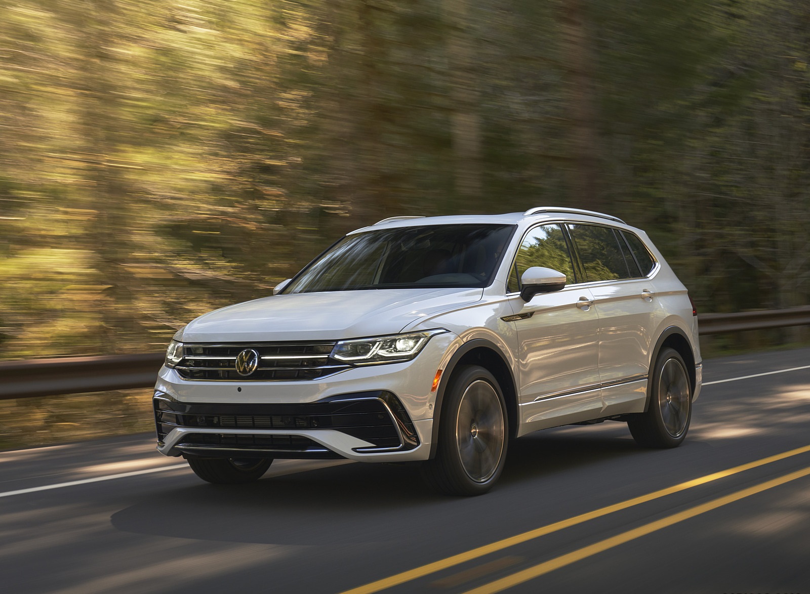 2022 Volkswagen Tiguan SEL R-Line (Color: Oryx White) Front Three-Quarter Wallpapers (1)