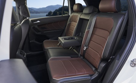 2022 Volkswagen Tiguan SEL R-Line (Color: Oryx White) Interior Rear Seats Wallpapers 450x275 (25)