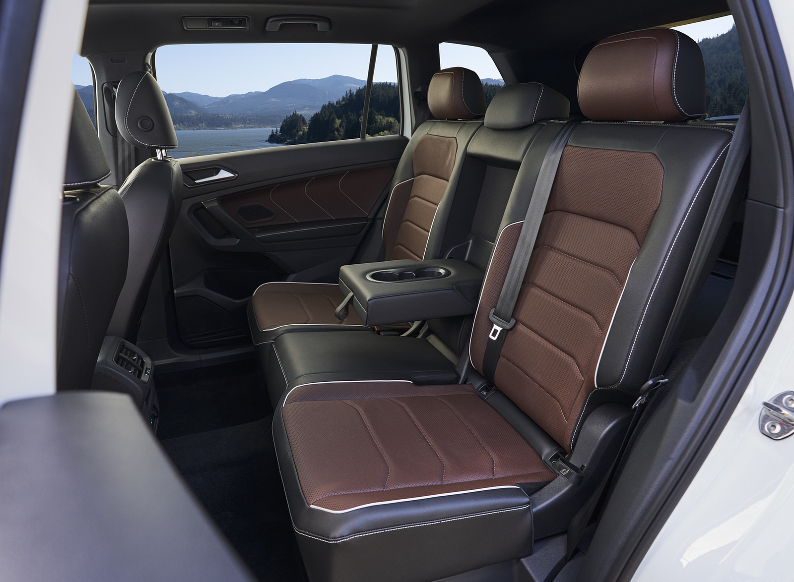 2022 Volkswagen Tiguan SEL R-Line (Color: Oryx White) Interior Rear Seats Wallpapers #25 of 25