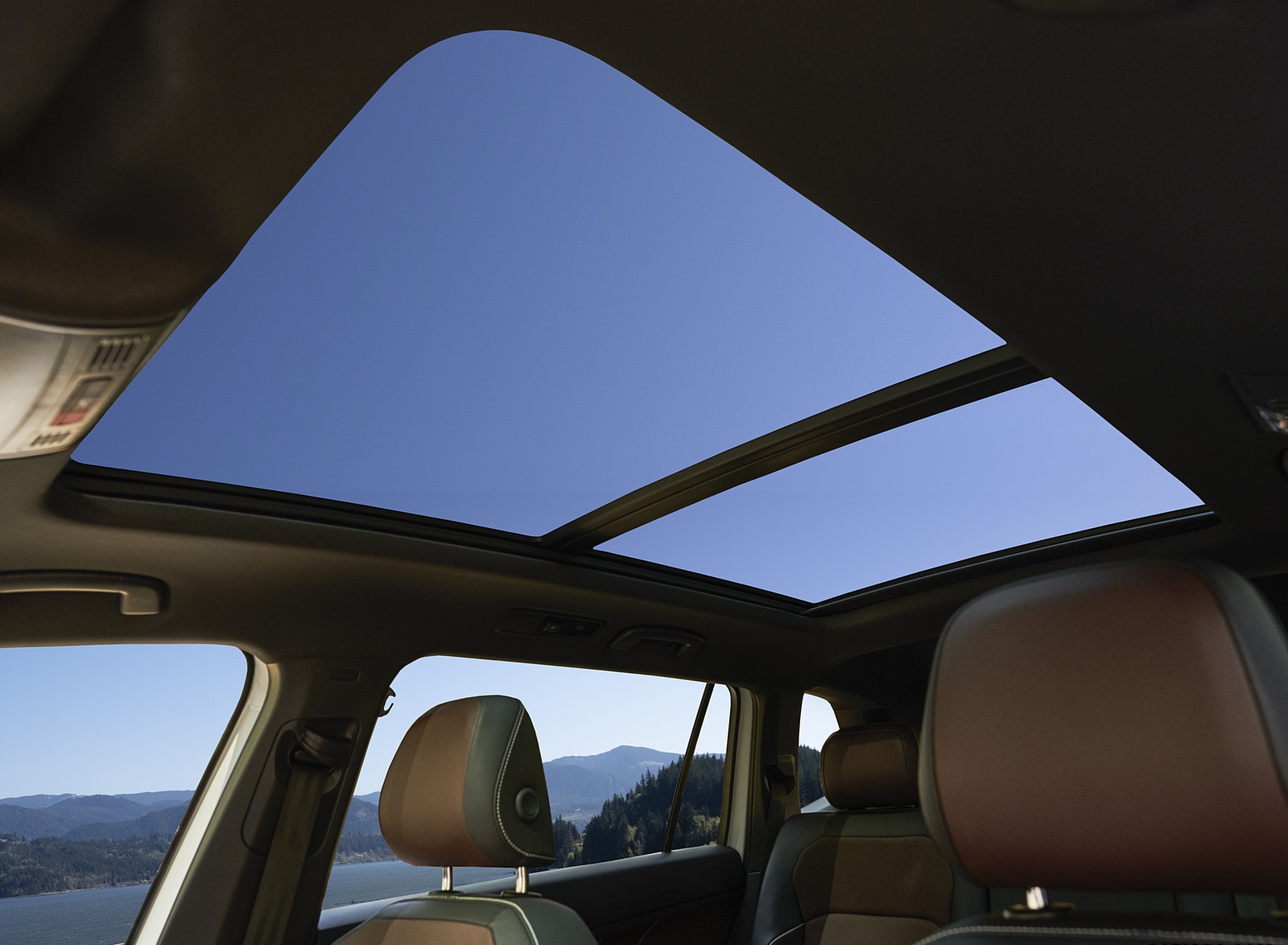 2022 Volkswagen Tiguan SEL R-Line (Color: Oryx White) Panoramic Roof Wallpapers #20 of 25