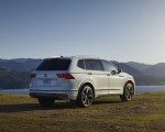 2022 Volkswagen Tiguan SEL R-Line (Color: Oryx White) Rear Three-Quarter Wallpapers 150x120 (13)