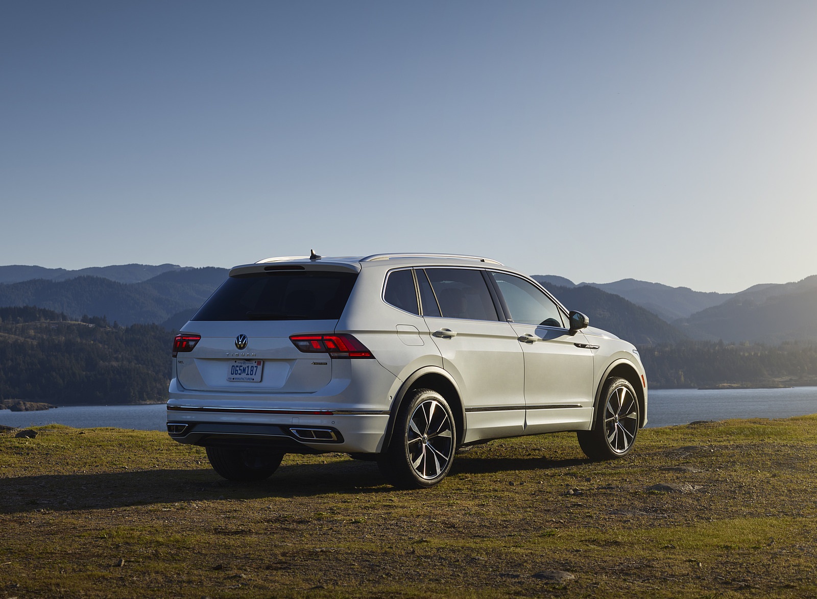 2022 Volkswagen Tiguan SEL R-Line (Color: Oryx White) Rear Three-Quarter Wallpapers #13 of 25