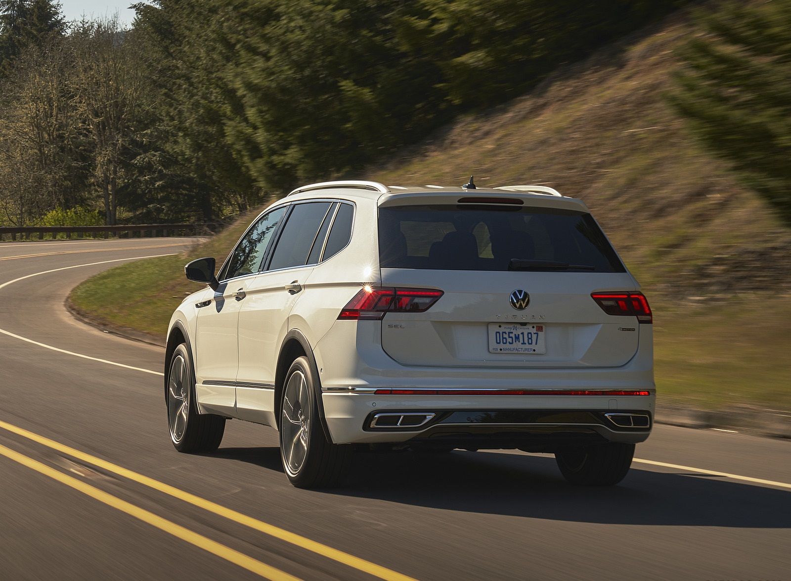 2022 Volkswagen Tiguan SEL R-Line (Color: Oryx White) Rear Three-Quarter Wallpapers (6)