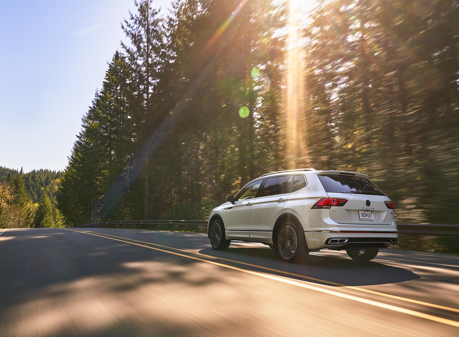 2022 Volkswagen Tiguan SEL R-Line (Color: Oryx White) Rear Three-Quarter Wallpapers #7 of 25