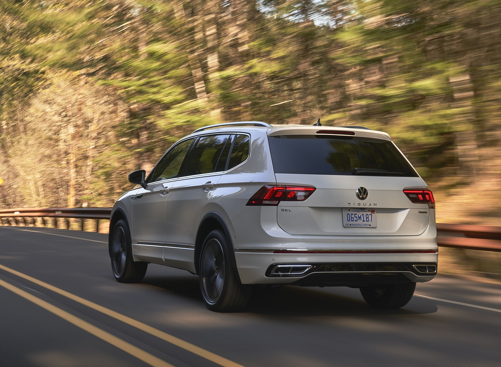 2022 Volkswagen Tiguan SEL R-Line (Color: Oryx White) Rear Three-Quarter Wallpapers (8)