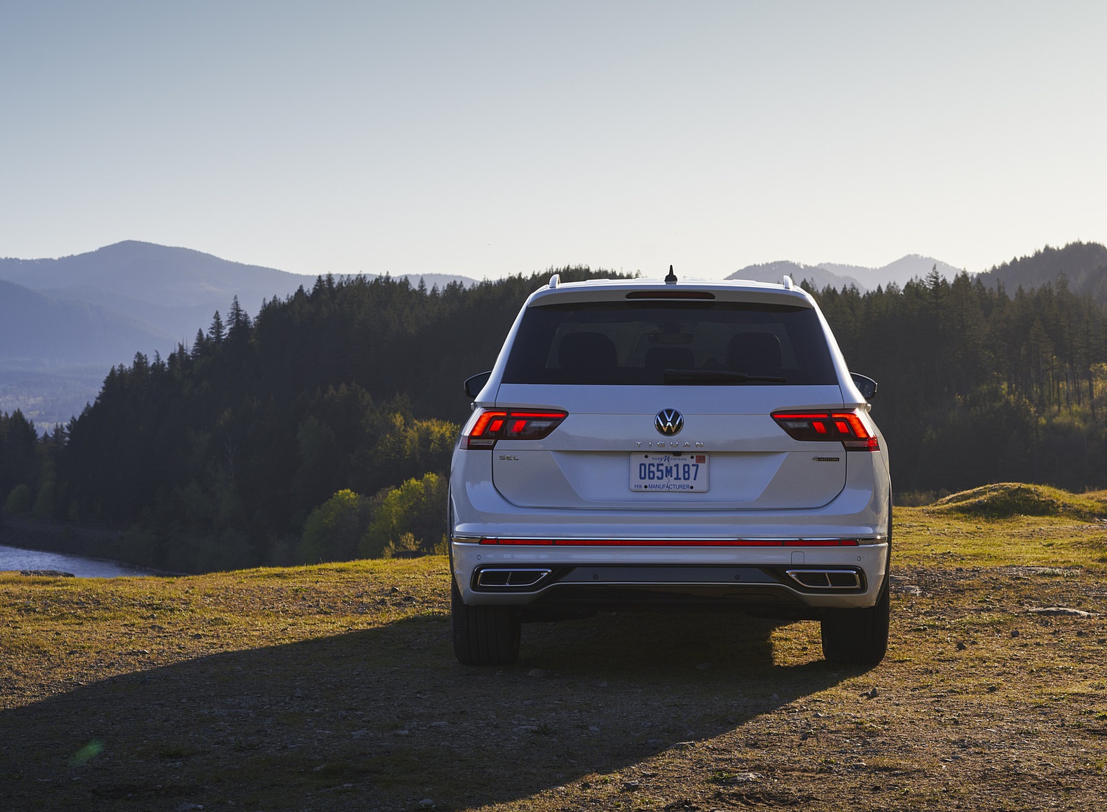 2022 Volkswagen Tiguan SEL R-Line (Color: Oryx White) Rear Wallpapers #15 of 25