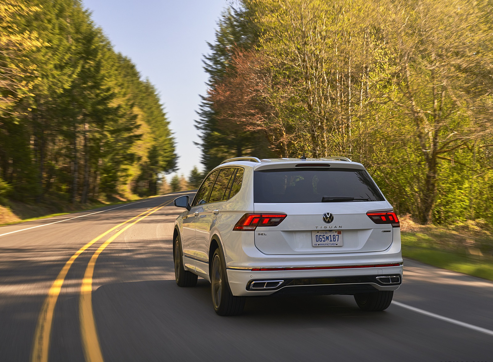 2022 Volkswagen Tiguan SEL R-Line (Color: Oryx White) Rear Wallpapers #4 of 25