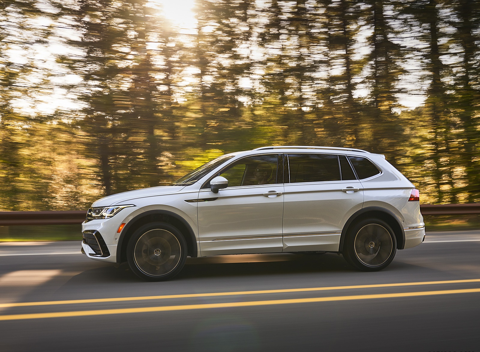 2022 Volkswagen Tiguan SEL R-Line (Color: Oryx White) Side Wallpapers #3 of 25