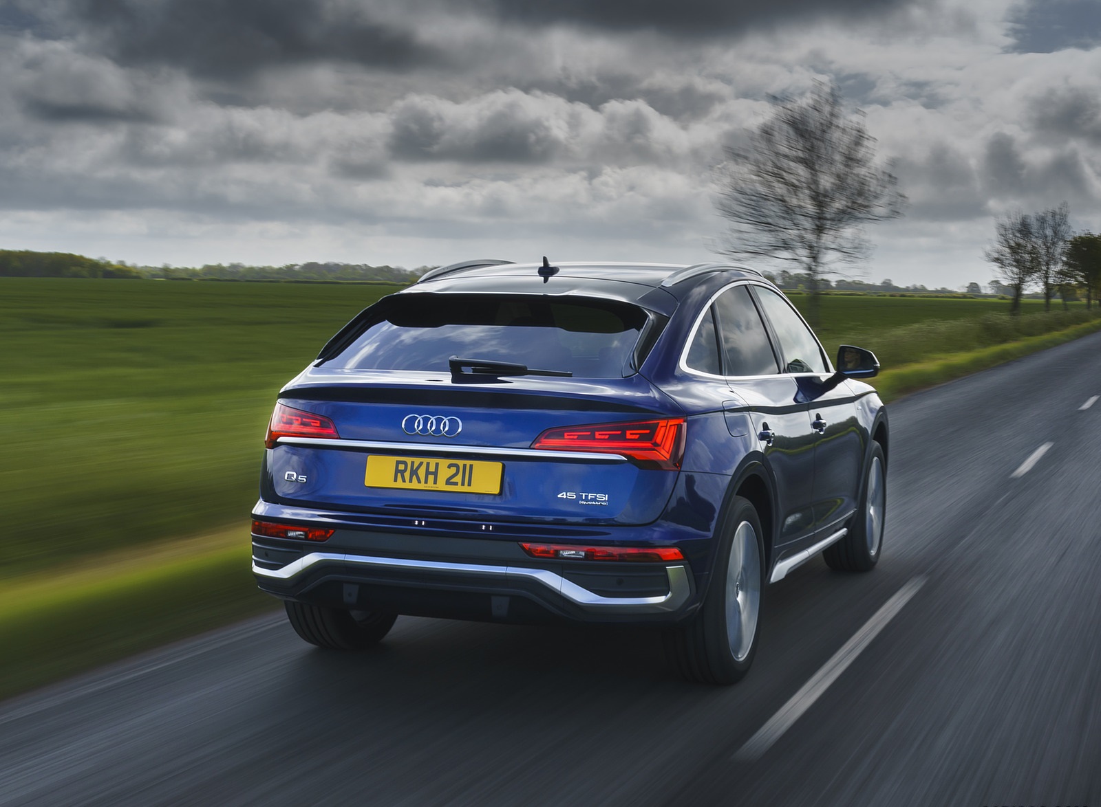 2021 Audi Q5 Sportback (UK-Spec) Rear Wallpapers  (5)