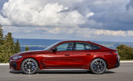 2022 BMW M440i xDrive Gran Coupe (Color: Aventurine Red) Side Wallpapers 450x275 (108)
