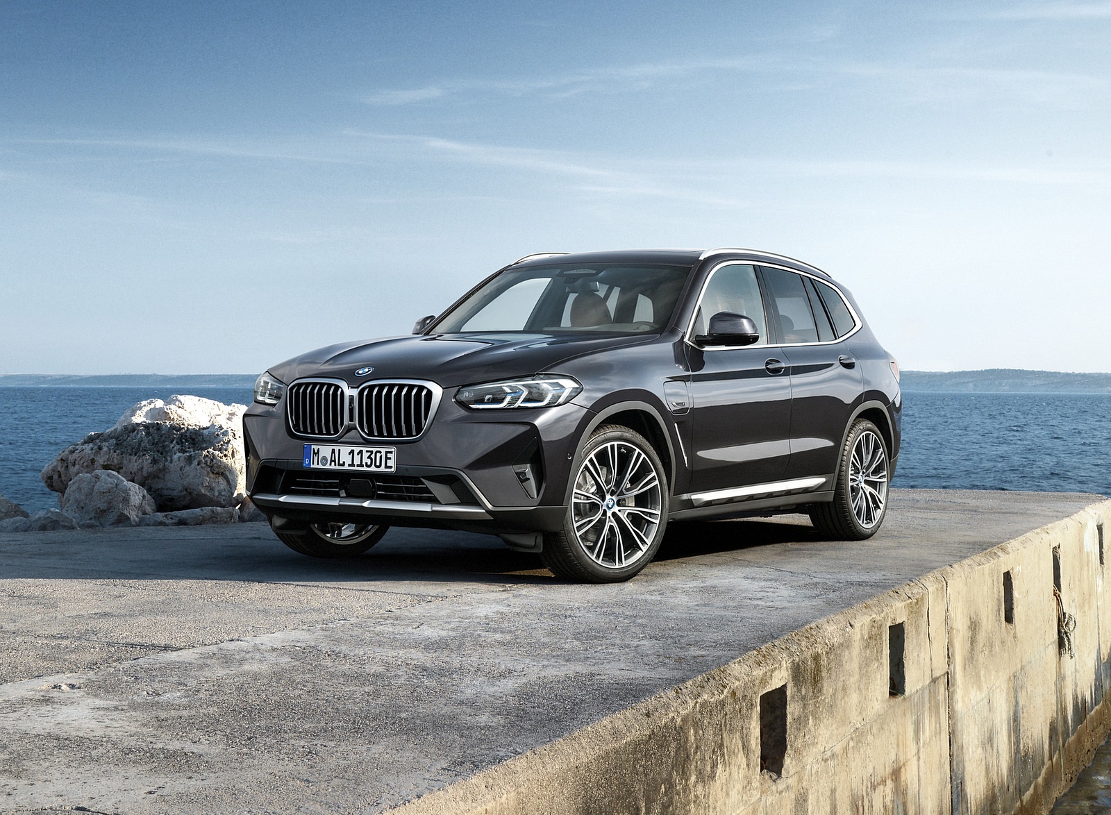 2022 BMW X3 xDrive 30e Front Three-Quarter Wallpapers #16 of 97