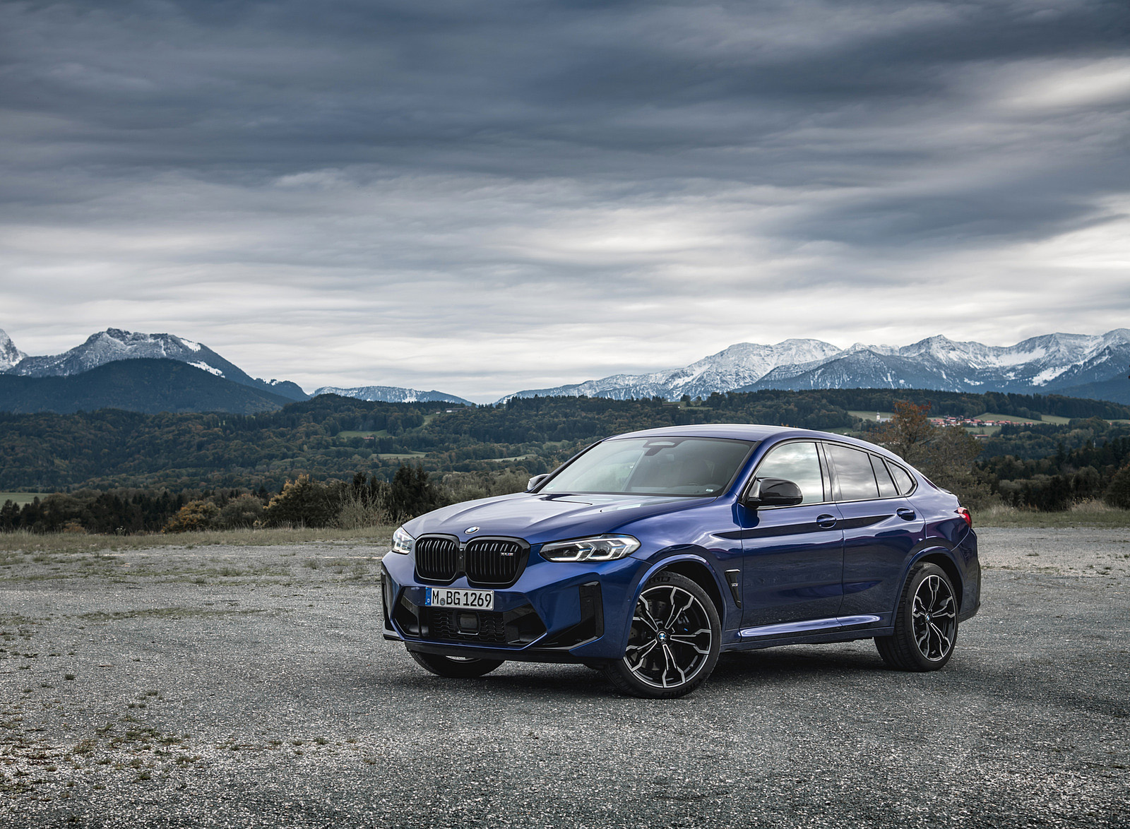 2022 BMW X4 M Competition (Color: Marina Bay Blue Metallic) Front Three-Quarter Wallpapers #160 of 194