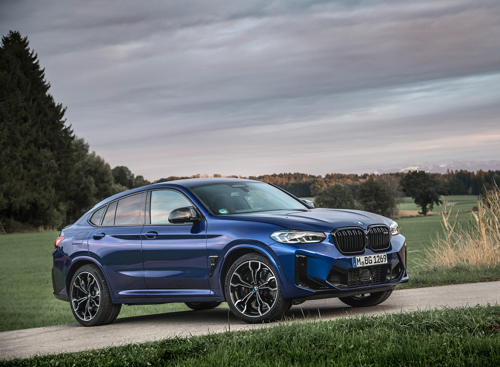 2022 BMW X4 M Competition (Color: Marina Bay Blue Metallic) Front Three-Quarter Wallpapers #154 of 194