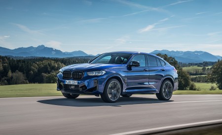 2022 BMW X4 M Competition (Color: Marina Bay Blue Metallic) Front Three-Quarter Wallpapers 450x275 (143)