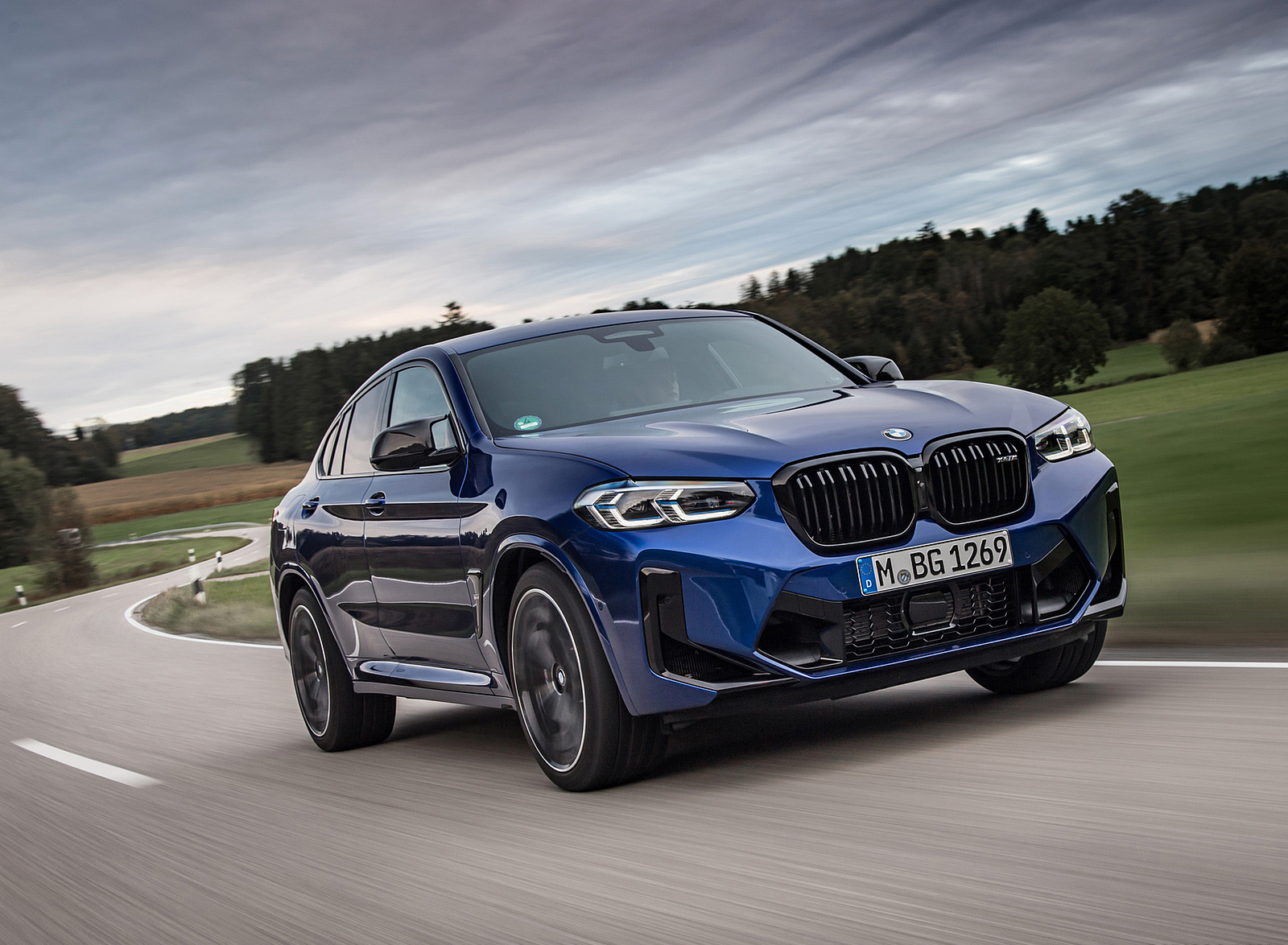 2022 BMW X4 M Competition (Color: Marina Bay Blue Metallic) Front Three-Quarter Wallpapers #139 of 194