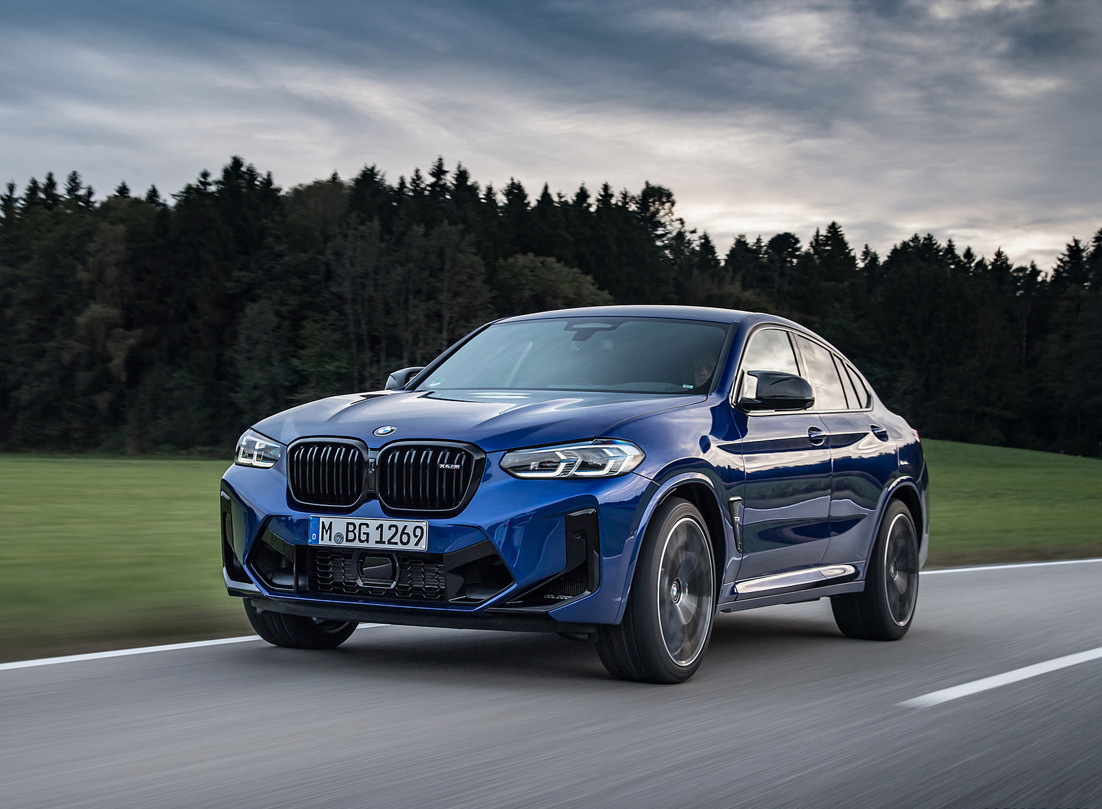 2022 BMW X4 M Competition (Color: Marina Bay Blue Metallic) Front Three-Quarter Wallpapers #129 of 194
