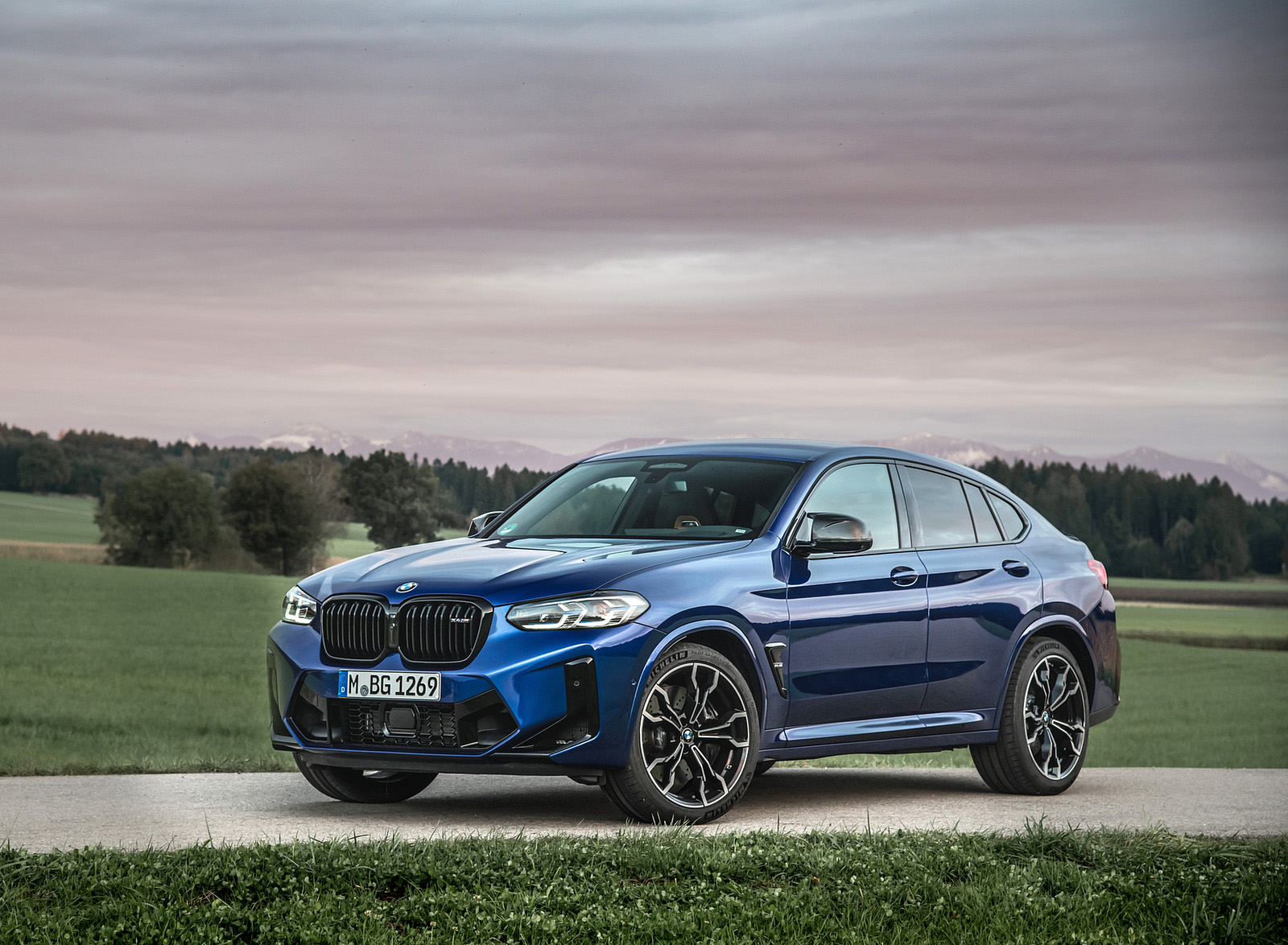 2022 BMW X4 M Competition (Color: Marina Bay Blue Metallic) Front Three-Quarter Wallpapers #155 of 194