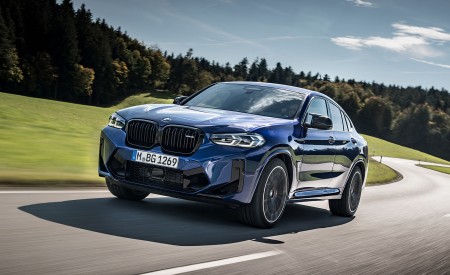 2022 BMW X4 M Competition (Color: Marina Bay Blue Metallic) Front Three-Quarter Wallpapers 450x275 (144)