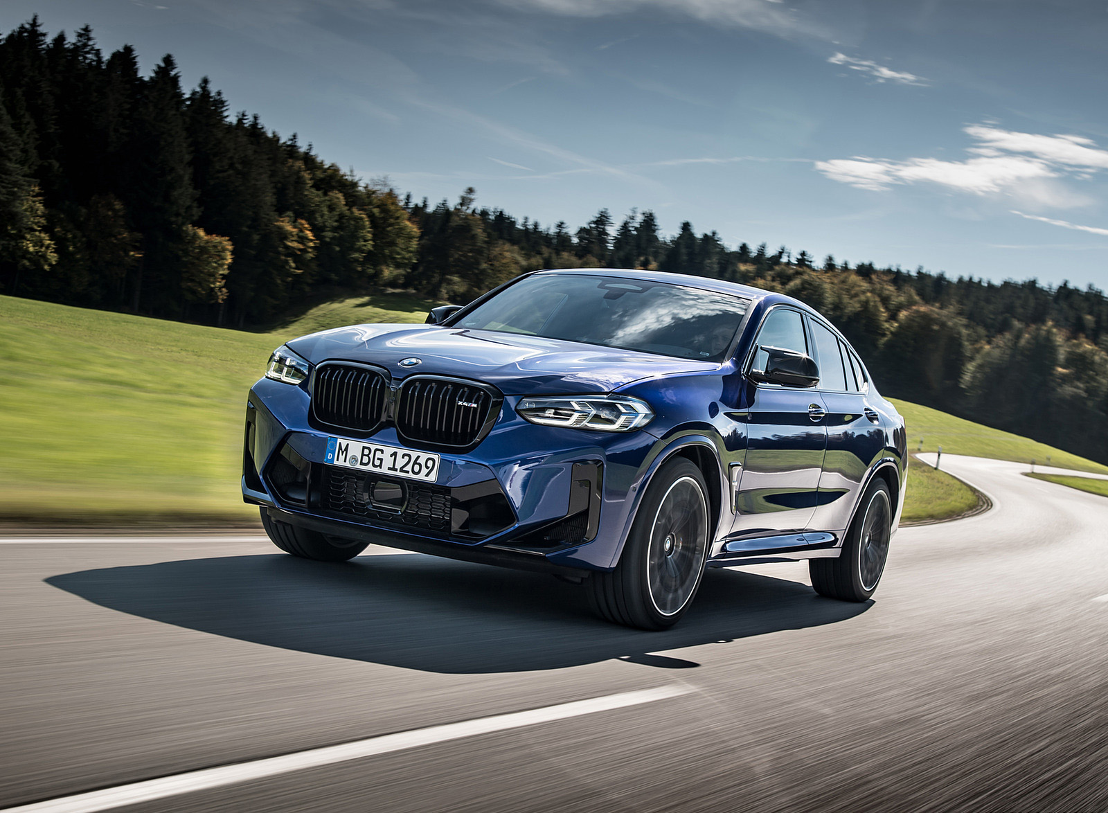 2022 BMW X4 M Competition (Color: Marina Bay Blue Metallic) Front Three-Quarter Wallpapers #144 of 194