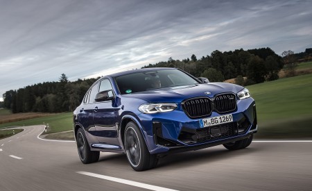 2022 BMW X4 M Competition (Color: Marina Bay Blue Metallic) Front Three-Quarter Wallpapers 450x275 (140)