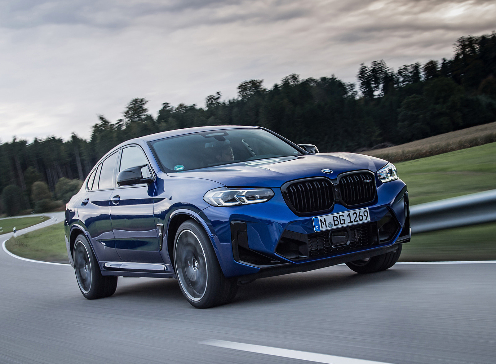 2022 BMW X4 M Competition (Color: Marina Bay Blue Metallic) Front Three-Quarter Wallpapers #130 of 194