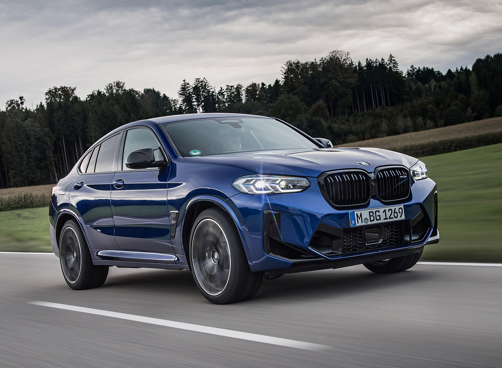 2022 BMW X4 M Competition (Color: Marina Bay Blue Metallic) Front Three-Quarter Wallpapers #131 of 194