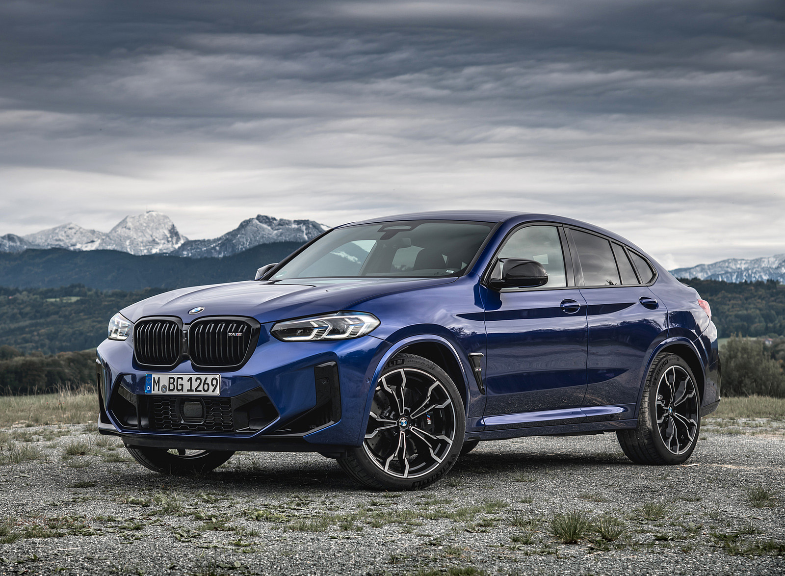 2022 BMW X4 M Competition (Color: Marina Bay Blue Metallic) Front Three-Quarter Wallpapers #163 of 194