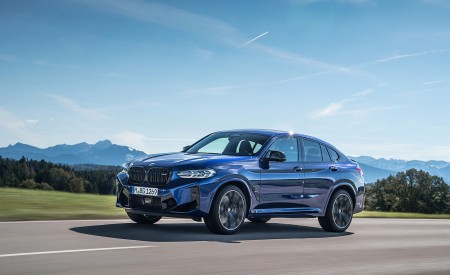 2022 BMW X4 M Competition (Color: Marina Bay Blue Metallic) Front Three-Quarter Wallpapers 450x275 (146)