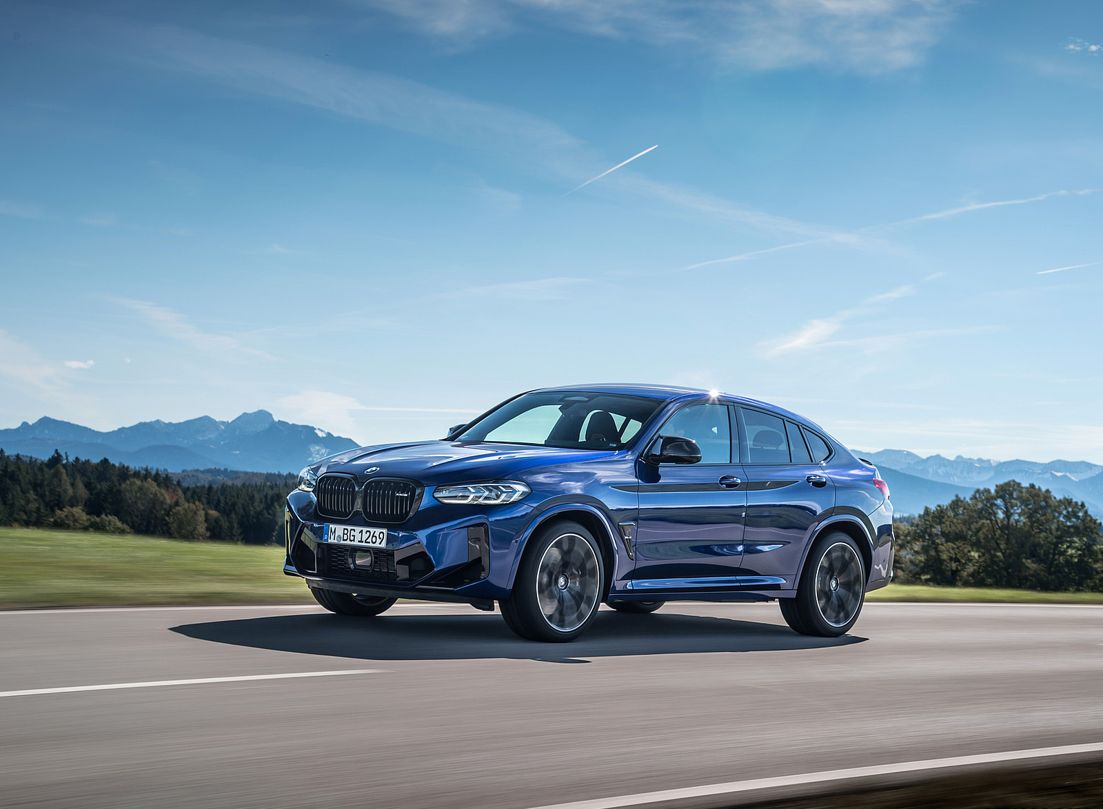 2022 BMW X4 M Competition (Color: Marina Bay Blue Metallic) Front Three-Quarter Wallpapers #146 of 194