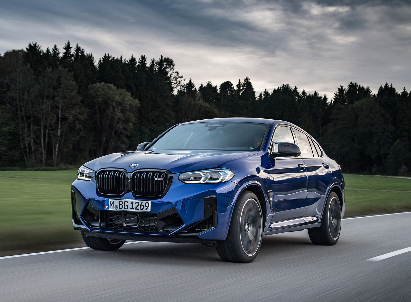2022 BMW X4 M Competition (Color: Marina Bay Blue Metallic) Front Three-Quarter Wallpapers #132 of 194