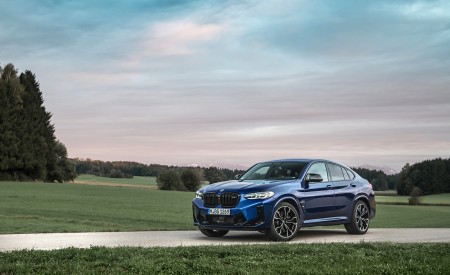 2022 BMW X4 M Competition (Color: Marina Bay Blue Metallic) Front Three-Quarter Wallpapers 450x275 (149)
