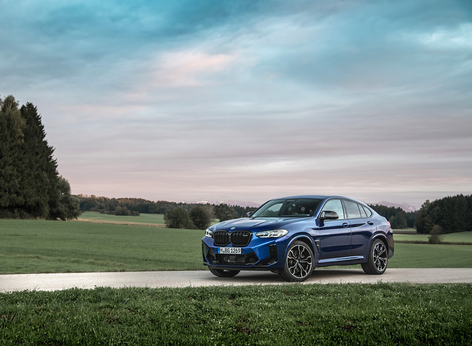 2022 BMW X4 M Competition (Color: Marina Bay Blue Metallic) Front Three-Quarter Wallpapers #149 of 194