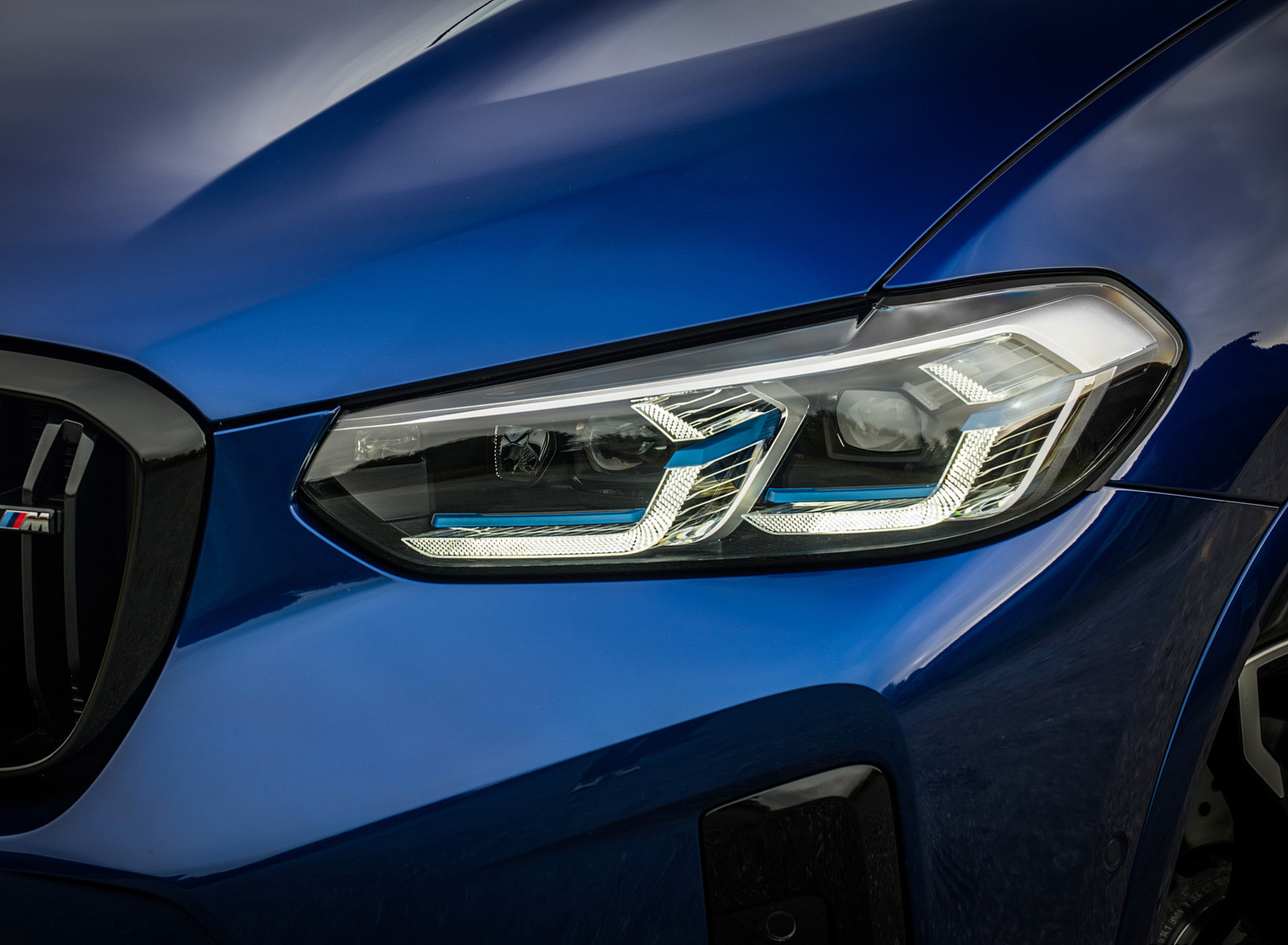 2022 BMW X4 M Competition (Color: Marina Bay Blue Metallic) Headlight Wallpapers #171 of 194