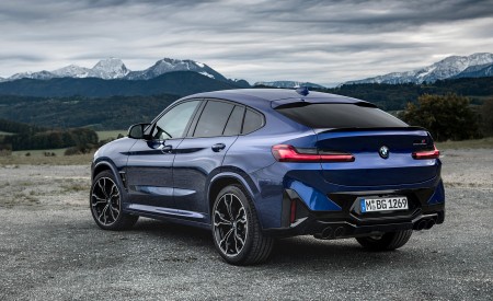 2022 BMW X4 M Competition (Color: Marina Bay Blue Metallic) Rear Three-Quarter Wallpapers 450x275 (165)