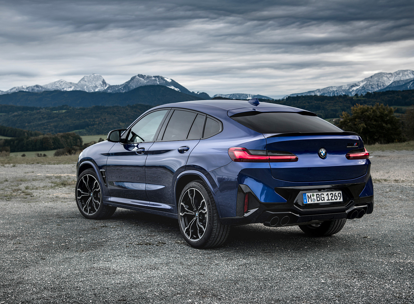 2022 BMW X4 M Competition (Color: Marina Bay Blue Metallic) Rear Three-Quarter Wallpapers #165 of 194