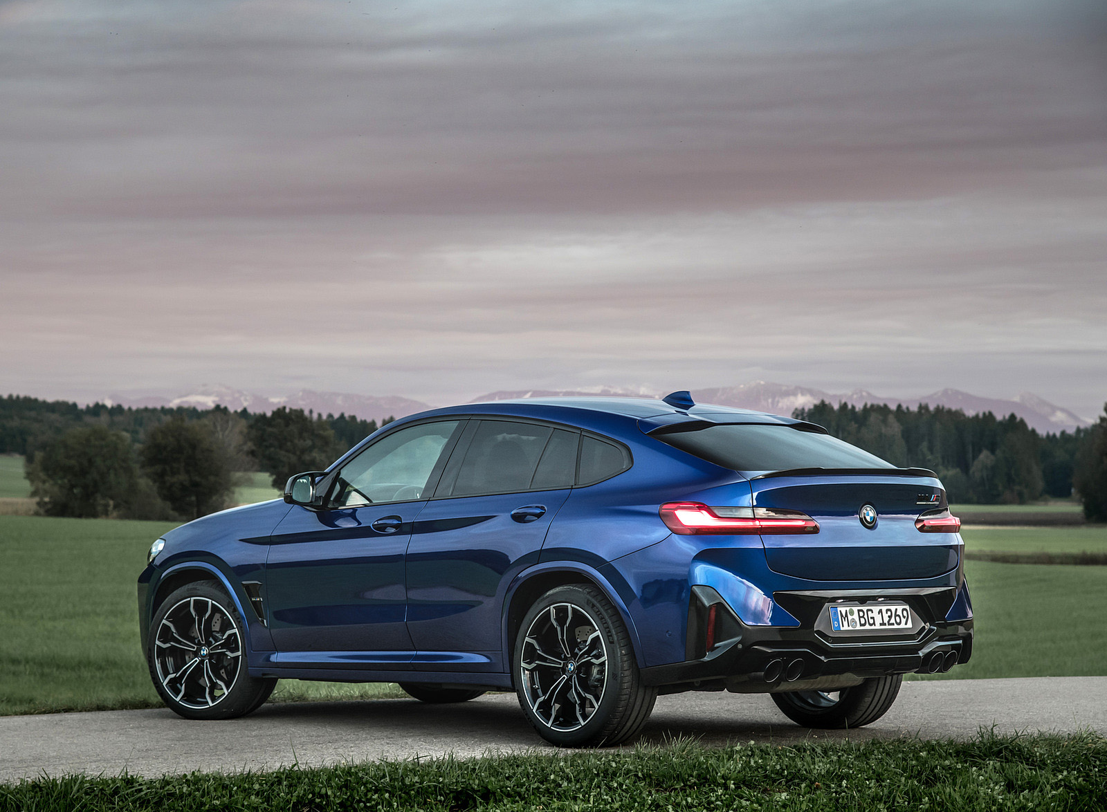 2022 BMW X4 M Competition (Color: Marina Bay Blue Metallic) Rear Three-Quarter Wallpapers #156 of 194