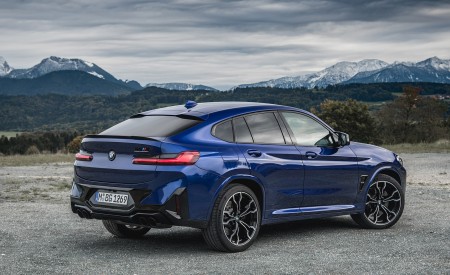 2022 BMW X4 M Competition (Color: Marina Bay Blue Metallic) Rear Three-Quarter Wallpapers 450x275 (166)