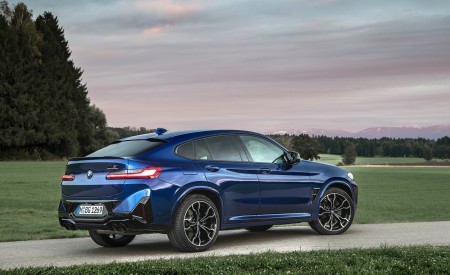 2022 BMW X4 M Competition (Color: Marina Bay Blue Metallic) Rear Three-Quarter Wallpapers 450x275 (157)