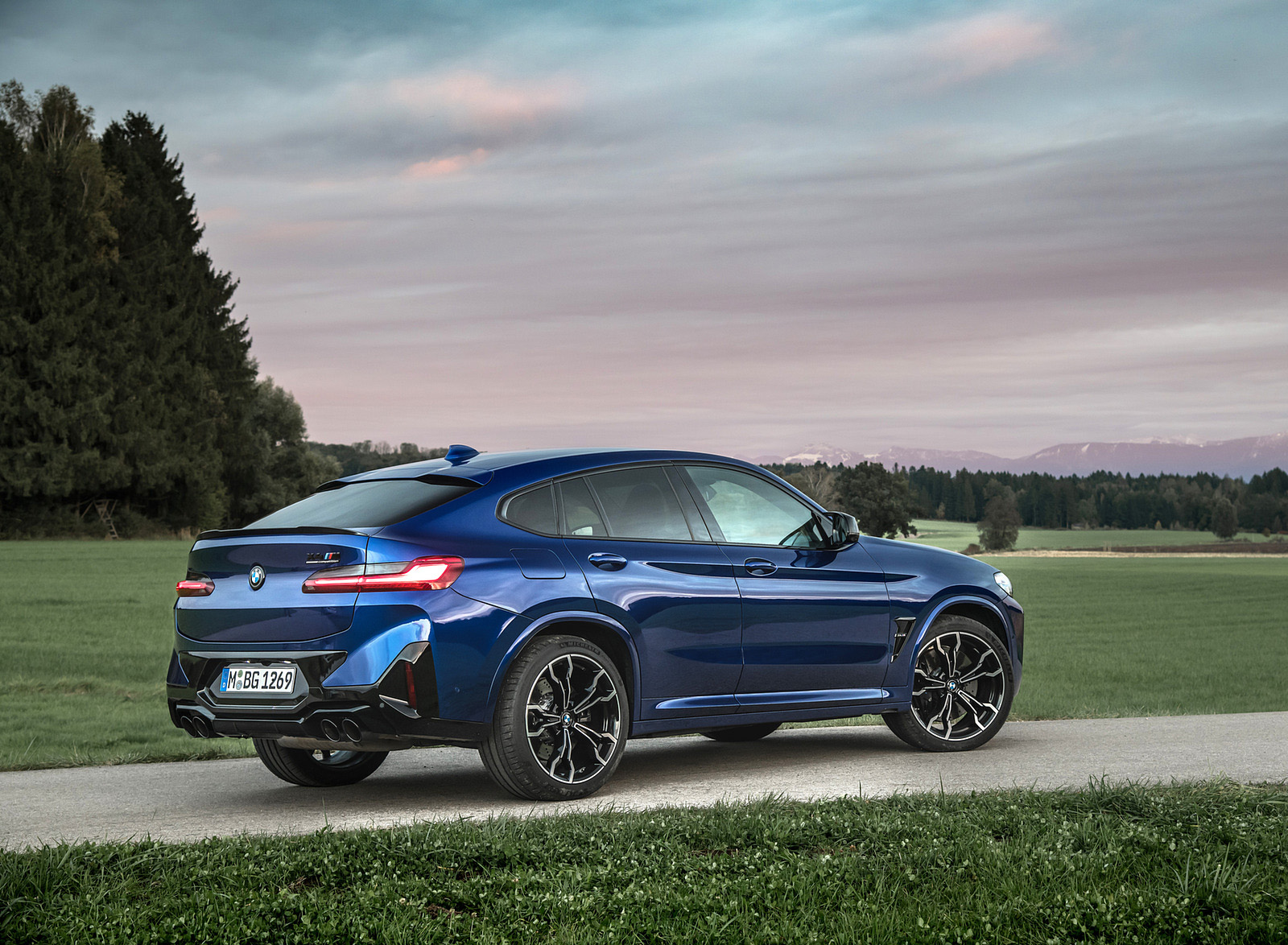 2022 BMW X4 M Competition (Color: Marina Bay Blue Metallic) Rear Three-Quarter Wallpapers #157 of 194