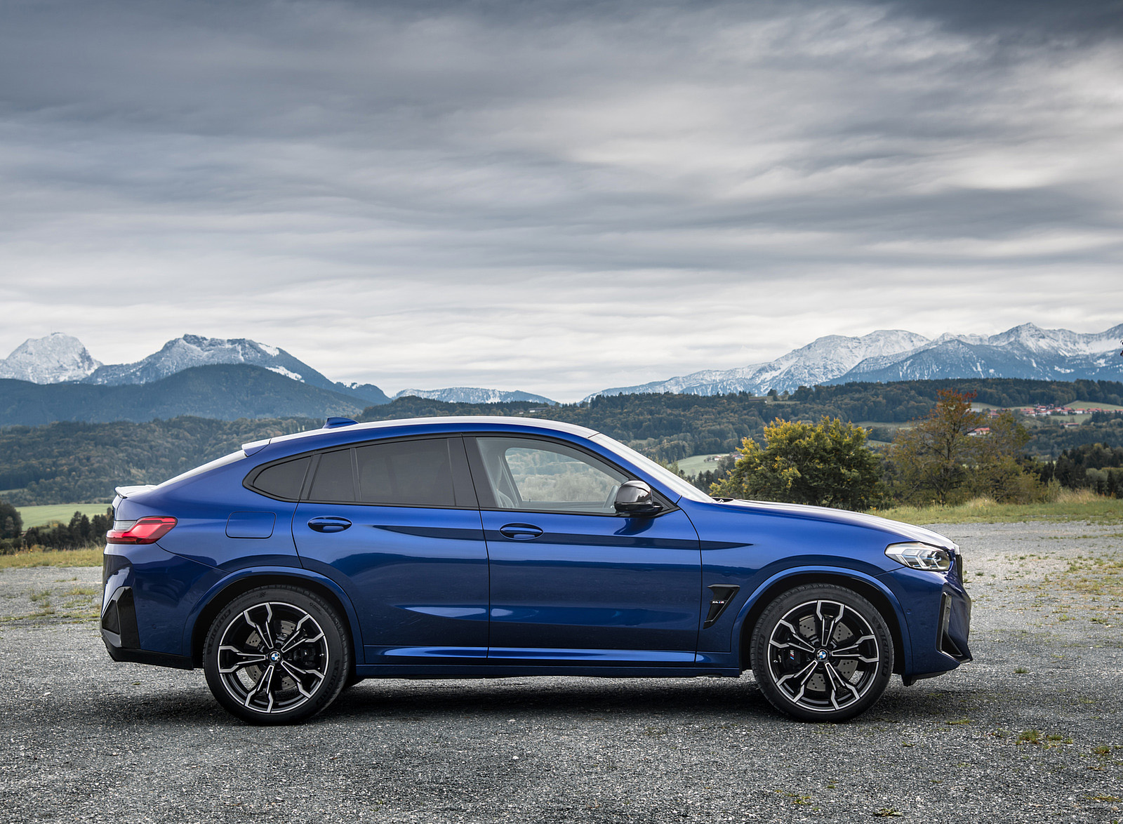 2022 BMW X4 M Competition (Color: Marina Bay Blue Metallic) Side Wallpapers #168 of 194