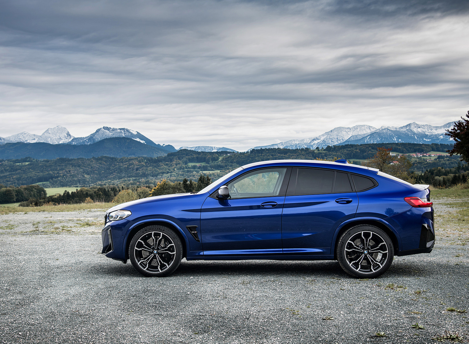 2022 BMW X4 M Competition (Color: Marina Bay Blue Metallic) Side Wallpapers #169 of 194