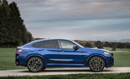 2022 BMW X4 M Competition (Color: Marina Bay Blue Metallic) Side Wallpapers 450x275 (159)