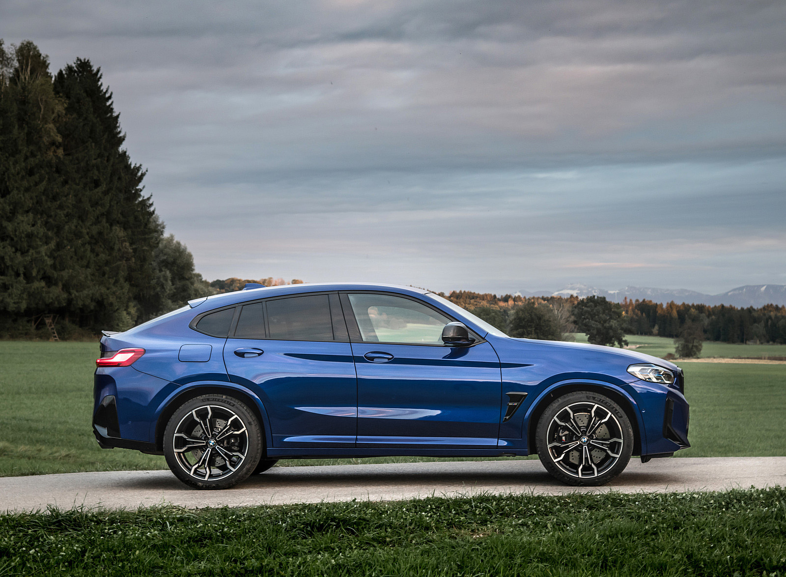 2022 BMW X4 M Competition (Color: Marina Bay Blue Metallic) Side Wallpapers #159 of 194